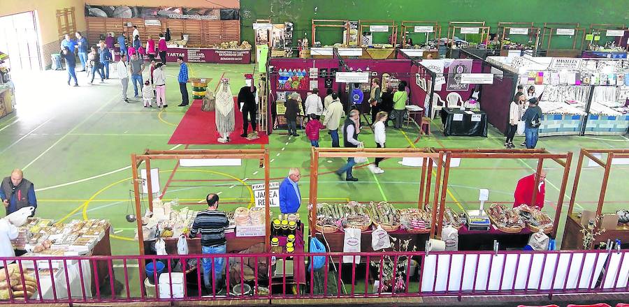 El pabellón polideportivo fue el lugar elegido para colocar todos los expositores de la Feria Agroalimentaria, Multisectorial y Transfronteriza de Lumbrales. 