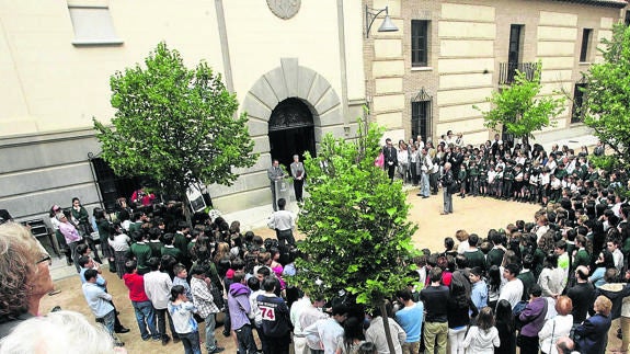 Alumnos y profesores del colegio Hijas de Jesús, junto a padres y autoridades locales, en la plazuela de Madre Cándida durante el acto de despedida del colegio. 