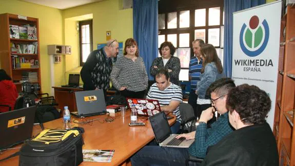 Los participantes en el editatón, durante la jornada. M. Rico