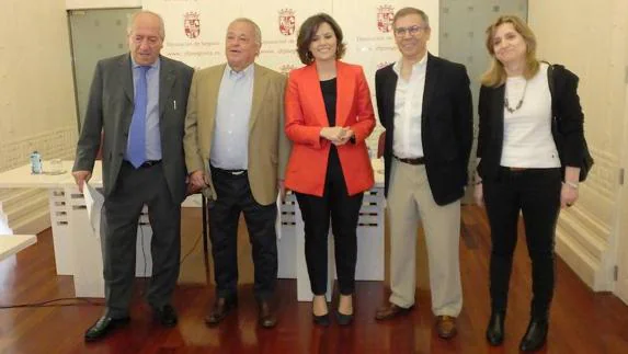 Emilio Lázaro (i), Gonzalo Santonja, Sara Dueñas, Carlos Cantero y María Luz de Frutos, en la Diputación de Segovia.