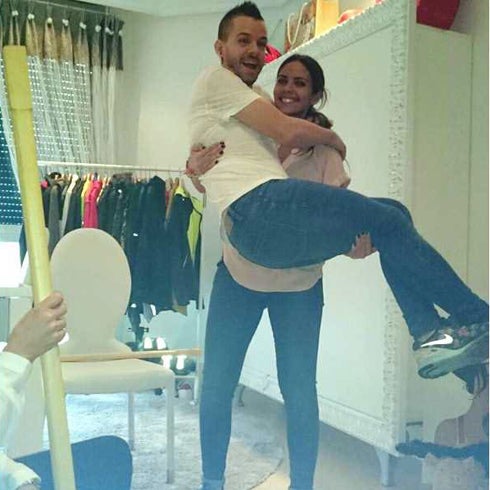 Cristina Pedroche con David Muñoz, en brazos.