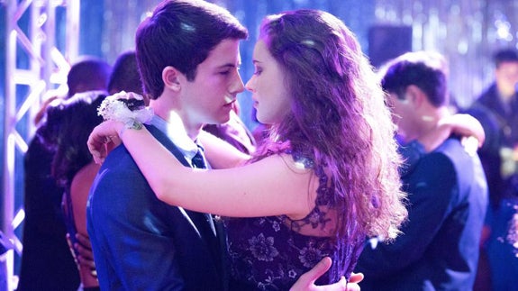 Katherine Langford y Dylan Minette de 'Por 13 razones' protagonizan una sensual sesión fotográfica