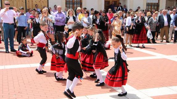 Los más pequeños también danzaron a San Isidro en Villaviudas. 