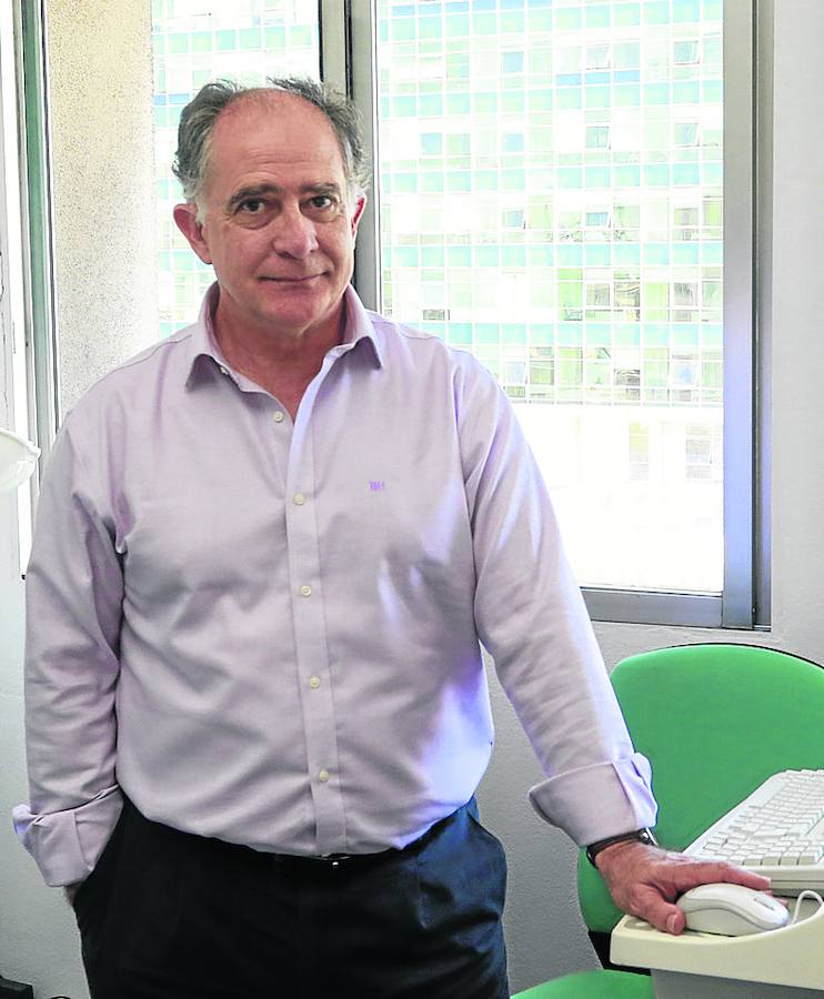 El doctor Fernando del Campo, junto a un ecógrafo. 