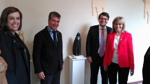 De izquierda a derecha, Ángeles Armisén, Ignacio Cosidó, Alfonso Fernández Mañueco y María José de la Fuente en la inauguración de la exposición de 54 esculturas de Agustín Casillas en el Museo del Cerrato de Baltanás. 