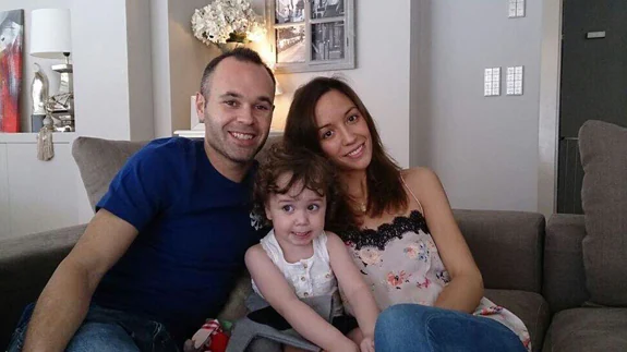 Andrés Iniesta con Anna Ortiz y su hija mayor Valeria. 