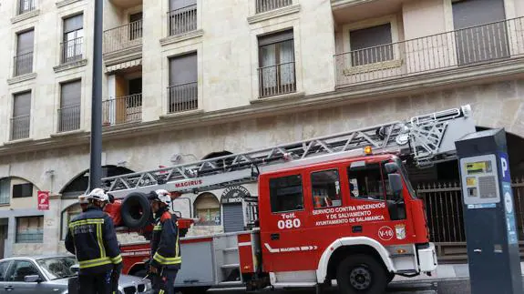 Un camión de bomberos en una calle de la capital salmantina.