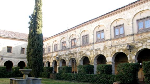 Vista parcial del claustro y de la iglesia de la Abadía de Párraces, en la localidad segoviana de Bercial. E. R.