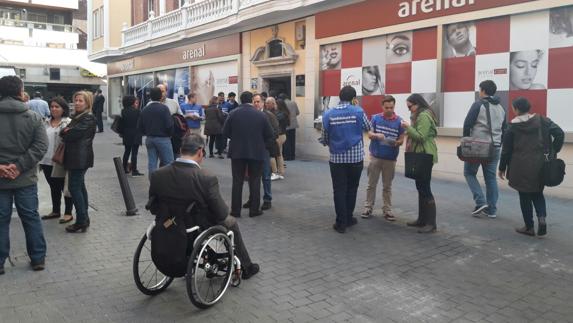 Un grupo de jóvenes, ataviados con un peto azul rotulado con el nombre del concejal Borja García, ofrece a la llegada de los afiliados un sobre con la papeleta de esta candidatura. 