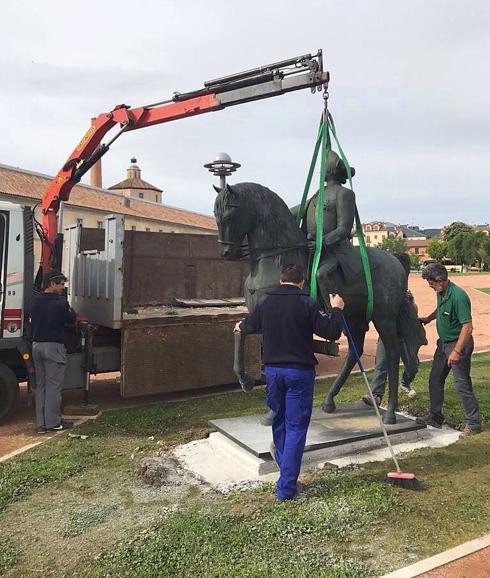 Un momento de la instalación de la estatua ecuestre, ayer en La Granja. El Norte