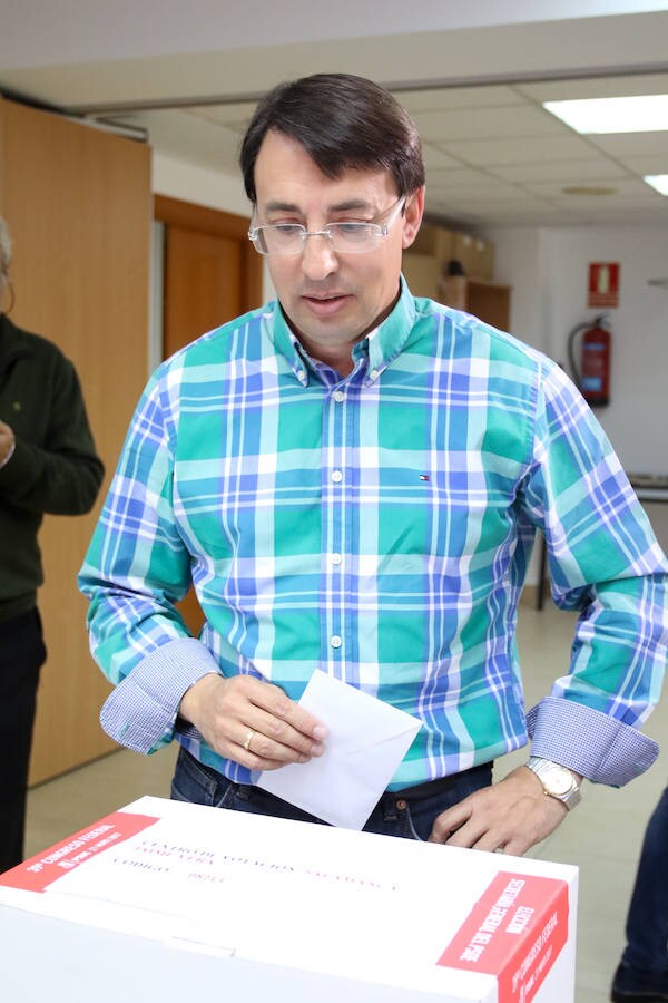 El secretario provincial del PSOE de Salamanca, Fernando Pablos, durante la votación de las primarias.