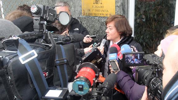 Elena García Gil atiende a una avalancha de medios a la salida de prestar declaración.A. de Torre
