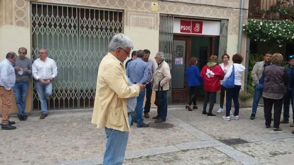 Expectación entre los militantes que se han acercado al recuento de las primarias en la sede del PSOE de Segovia. 