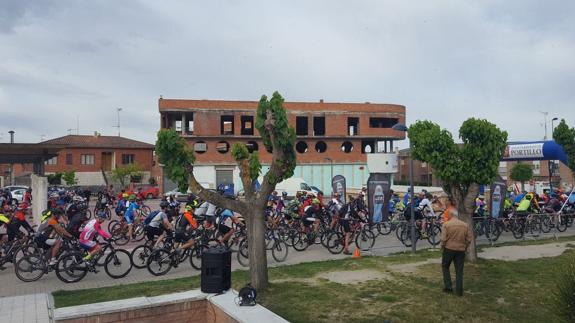 Momento de la salida de la XI Marcha Ciclista de Portillo, con sus 266 participantes. 