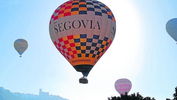 Vuelo del globo accesible de Segovia junto a otros aerostatos. 