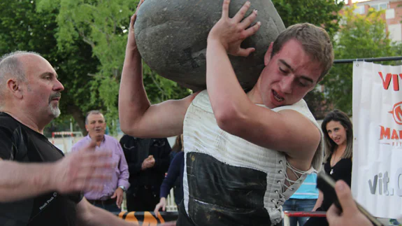 Jon Guisasola levanta una piedra ante la mirada de su padre y entrenador, Zelai. F.G. MURIEL