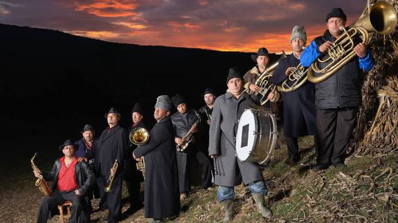 Fanfare Ciocarlia, la banda rumana pionera en la combinación de metales y beats balcánicos.