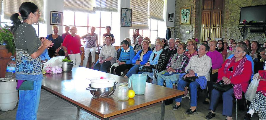 Un momento del taller de plantas impartido por Salomé Casado, del Centro Zahoz de Cepeda. 