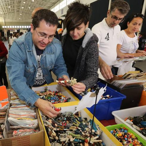 Asistentes buscan figuras de Playmobil en la Feria del Coleccionismo, en Valladolid. 