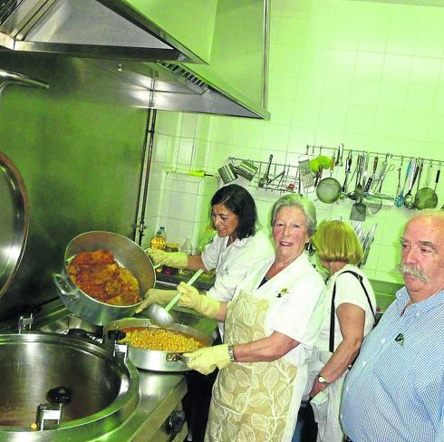 Un grupo de voluntarios, junto a la marmita nueva. 