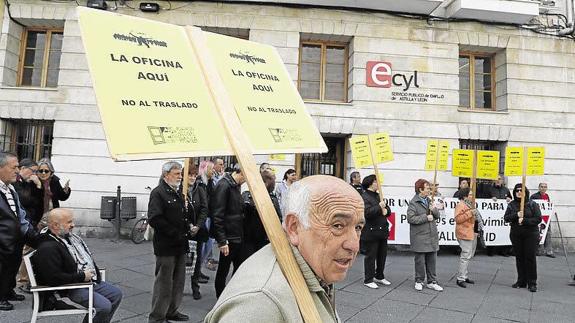 Protesta vecinal ante la oficina del Ecyl de San Pablo.