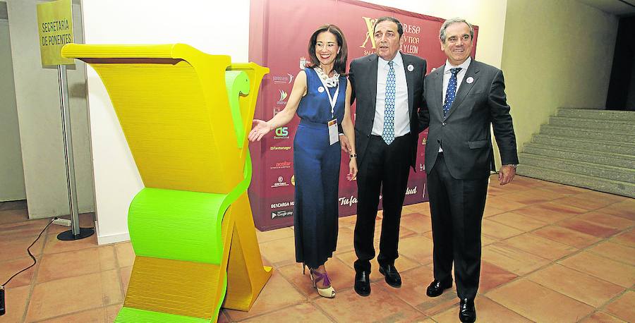 Antonio María Sáez, junto con Raquel Martínez García y Jesús Aguilar Santamaría. 