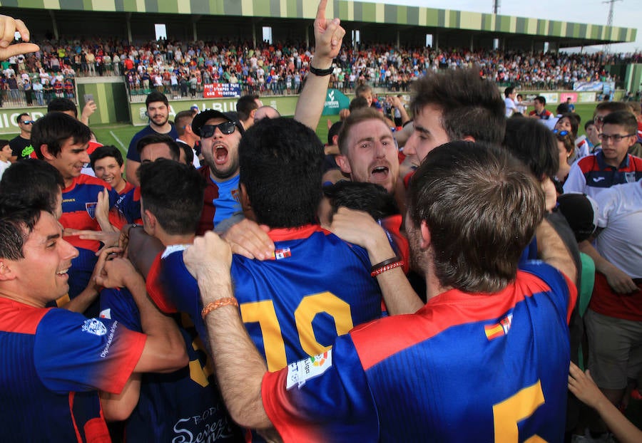 Jugadores y aficionados celebran el ascenso sobre el césped de La Albuera. Antonio Tanarro