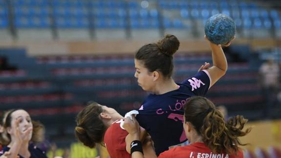 Celia López trata de penetrar entre las defensoras de Zuazo. 