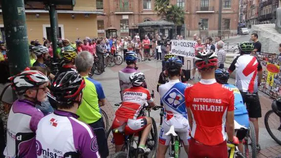 Concentración de ciclistas celebrada en la plaza de España.