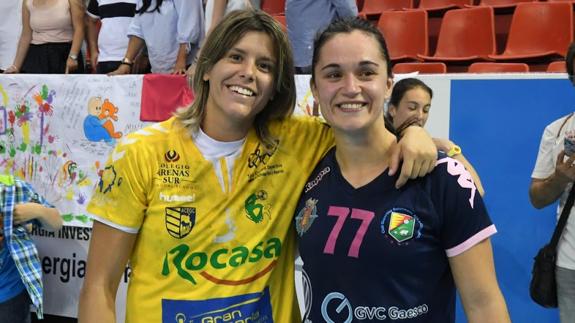 María Luján y Amaia, ahora compañeras de equipo, posaron así de contentas tras el partido del Rocasa en Huerta del Rey. 