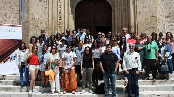 Grupo de alumnos y profesores en la puerta de la iglesia de Santa María. El Norte