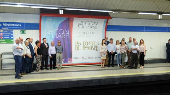 Las autoridades posan junto al cartel de ‘Reconciliare’ en una de las estaciones del Metro de Madrid.