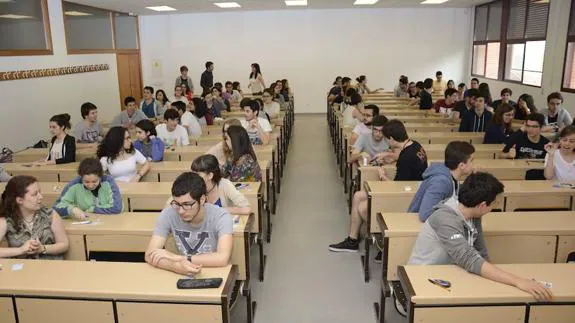 Estudiantes antes de una prueba de Selectividad en 2016. 