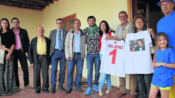 Raúl, con el alcalde, sus padres y otros amigos.