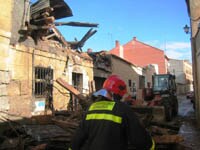 Un bombero resulta herido tras caerle un muro en el incendio de una vivienda en Medina de Rioseco (Valladolid)