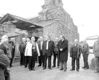 Vecinos y alcaldes acompañan a Reguera en la inauguración del centro, junto a la iglesia. /A. S.