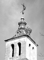La torre barroca de la iglesia destaca sobre el paisaje de MarazolejaAsentamiento de francos del norte