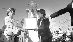 La presidenta de Facundo, Rosa María Blanco, recibe ayer de la ministra la placa de reconocimiento a la empresa. / M. DE LA FUENTE