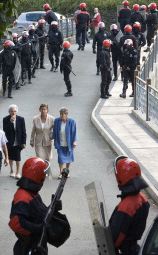 Agentes de la Ertzaintza esperan la llegada de la alcaldesa. / J. E.-EFE