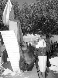 Lola y Rosa Blanco, descubren el monumento junto con el alcalde, José María González. / M. FUENTE