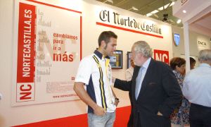 Alfonso Domínguez-Guilarte habla con Roldán Rodríguez en el expositor del periódico. / EL NORTE