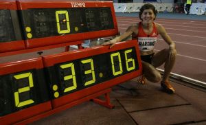 Mayte posa en Huelva junto al reloj que muestra su nuevo récord nacional en los 1.000. / MUGURUZA