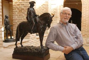 Sergio Blanco posa en Medina ante una de sus esculturas. / FRAN JIMÉNEZ