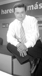 José María Crespo, en la sede del PSOE de Palencia. / M. DE LA FUENTE