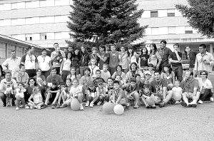 Participantes en la fiesta de los scouts de San Miguel posan ayer en el Seminario Menor. /M. FUENTE