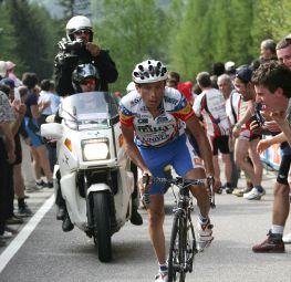 Un cámara de televisión sigue a Iván Parra en el último Giro. / NORTE