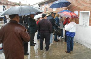 Un grupo de personas espera la devolución de la entrada. / F. J.