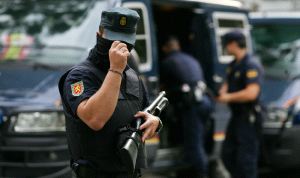 Agentes de la Policía vigilan los alrededores de la Audiencia Nacional durante los interrogatorios a los detenidos. / PEDRO ARMESTRE-AFP