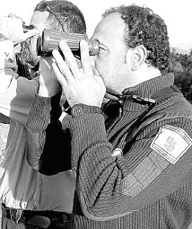 Dos agentes medioambientales observan una pelea de ciervos. / N. E.
