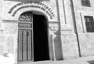 Puerta principal de la residencia Virgen del Canto. / M. J. C.